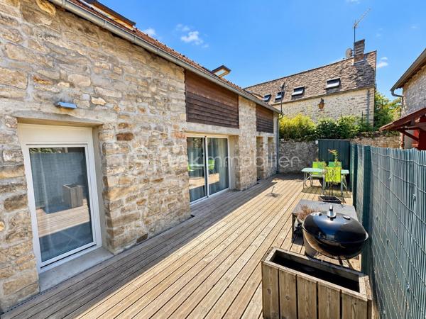 Sur la commune de Torfou, charmante maison de ville en parfait état et particulièrement soignée.

Elle comprend un très bel espace de vie de plus de 40 m², entièrement ouvert, réunissant cuisine, salle à manger et salon. Un WC indépendant complète ce niveau.

À l’étage, vous trouverez une chambre parentale ainsi que deux chambres plus petites pouvant également faire office de bureaux. Une salle d’eau avec WC complète l’étage.

À l’extérieur, la maison dispose d’une terrasse d’environ 40 m² ainsi que de deux places de stationnement privatives.

Aucun travaux à prévoir, maison parfaitement entretenue.