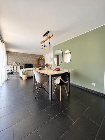 Sur la commune de Torfou, charmante maison de ville en parfait état et particulièrement soignée.

Elle comprend un très bel espace de vie de plus de 40 m², entièrement ouvert, réunissant cuisine, salle à manger et salon. Un WC indépendant complète ce niveau.

À l’étage, vous trouverez une chambre parentale ainsi que deux chambres plus petites pouvant également faire office de bureaux. Une salle d’eau avec WC complète l’étage.

À l’extérieur, la maison dispose d’une terrasse d’environ 40 m² ainsi que de deux places de stationnement privatives.

Aucun travaux à prévoir, maison parfaitement entretenue.