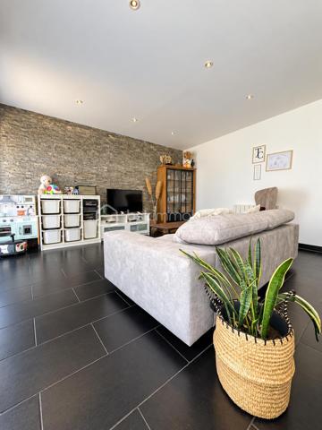 Sur la commune de Torfou, charmante maison de ville en parfait état et particulièrement soignée.

Elle comprend un très bel espace de vie de plus de 40 m², entièrement ouvert, réunissant cuisine, salle à manger et salon. Un WC indépendant complète ce niveau.

À l’étage, vous trouverez une chambre parentale ainsi que deux chambres plus petites pouvant également faire office de bureaux. Une salle d’eau avec WC complète l’étage.

À l’extérieur, la maison dispose d’une terrasse d’environ 40 m² ainsi que de deux places de stationnement privatives.

Aucun travaux à prévoir, maison parfaitement entretenue.