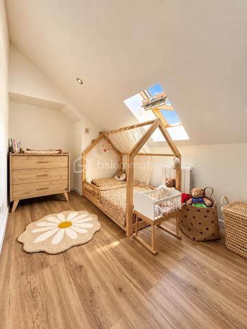 Sur la commune de Torfou, charmante maison de ville en parfait état et particulièrement soignée.

Elle comprend un très bel espace de vie de plus de 40 m², entièrement ouvert, réunissant cuisine, salle à manger et salon. Un WC indépendant complète ce niveau.

À l’étage, vous trouverez une chambre parentale ainsi que deux chambres plus petites pouvant également faire office de bureaux. Une salle d’eau avec WC complète l’étage.

À l’extérieur, la maison dispose d’une terrasse d’environ 40 m² ainsi que de deux places de stationnement privatives.

Aucun travaux à prévoir, maison parfaitement entretenue.
