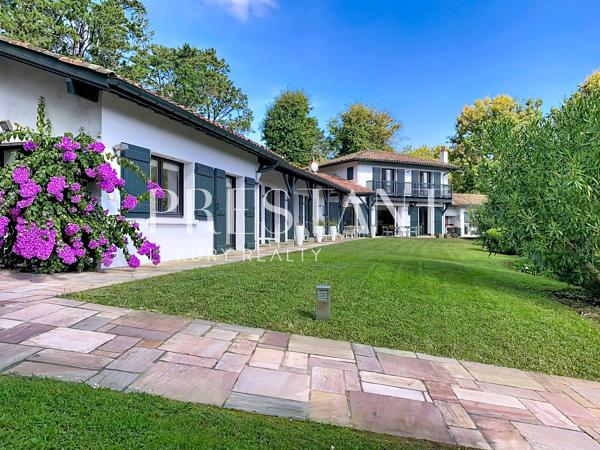 Urrugne-Belle propriété avec vue panoramique sur la Rhune à 10 minutes du coeur de Saint Jean de Luz, URRUGNE