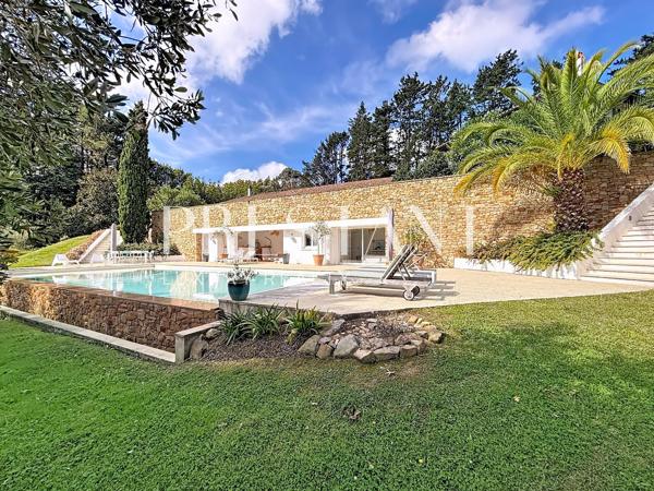 Urrugne-Belle propriété avec vue panoramique sur la Rhune à 10 minutes du coeur de Saint Jean de Luz, URRUGNE