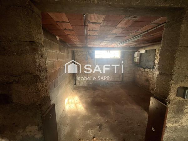 Maison sur sous-sol de 1963 très bien entretenue, sans travaux avec 3 chambres et 1 joli jardin de 500m²