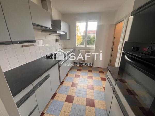 Maison sur sous-sol de 1963 très bien entretenue, sans travaux avec 3 chambres et 1 joli jardin de 500m²