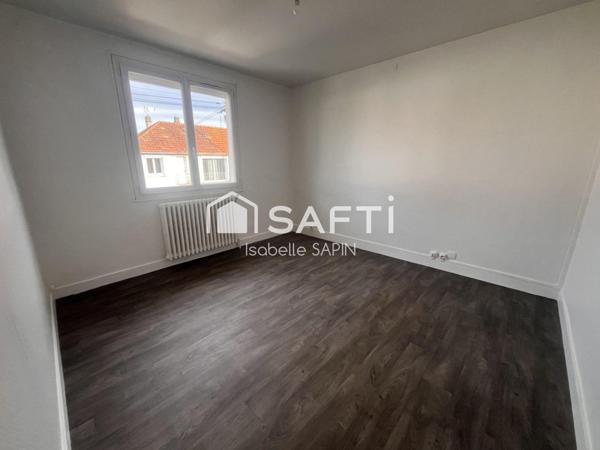 Maison sur sous-sol de 1963 très bien entretenue, sans travaux avec 3 chambres et 1 joli jardin de 500m²