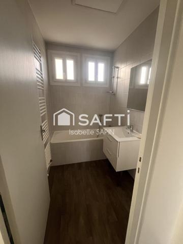 Maison sur sous-sol de 1963 très bien entretenue, sans travaux avec 3 chambres et 1 joli jardin de 500m²