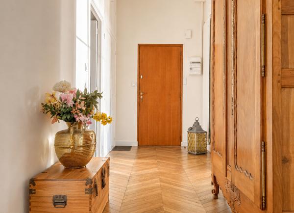 JUNE – Appartement de 114 m2 avec garage situé dans un immeuble de caractère