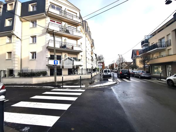MURS LOCAL COMMERCIAL AVEC 1 BOX ET 3 PLACES DE PARKING