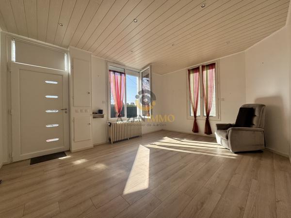 Maison rénovée  dans le bourg de Secondigny