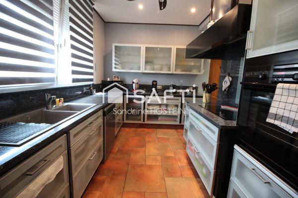 Maison avec 3 chambres et garage 4 voitures!