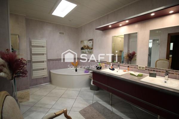 Maison avec 3 chambres et garage 4 voitures!