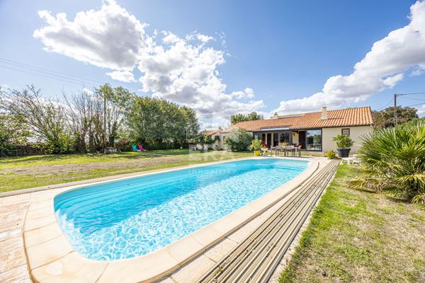 Rare : Maison familiale 5 chambres, avec piscine et grand terrain à Vouillé