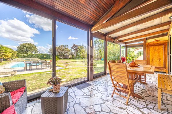 Rare : Maison familiale 5 chambres, avec piscine et grand terrain à Vouillé