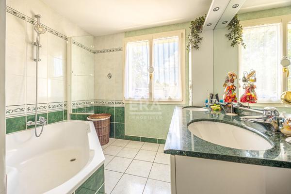 Rare : Maison familiale 5 chambres, avec piscine et grand terrain à Vouillé