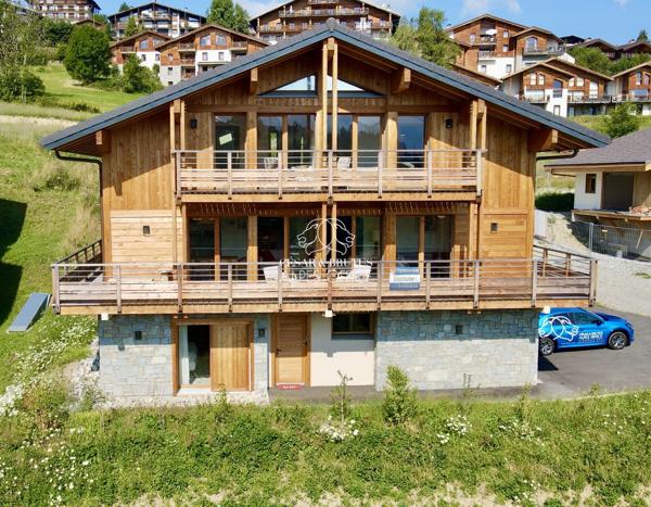 Combloux, chalet de 2024, 6 pièces, 5 chambres, 233 m² au total dont 193 m² habitables, vue Mont-Blanc, balcon, cave, garage double.