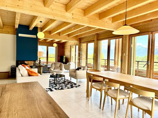Combloux, chalet de 2024, 6 pièces, 5 chambres, 233 m² au total dont 193 m² habitables, vue Mont-Blanc, balcon, cave, garage double.