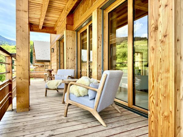 Combloux, chalet de 2024, 6 pièces, 5 chambres, 233 m² au total dont 193 m² habitables, vue Mont-Blanc, balcon, cave, garage double.