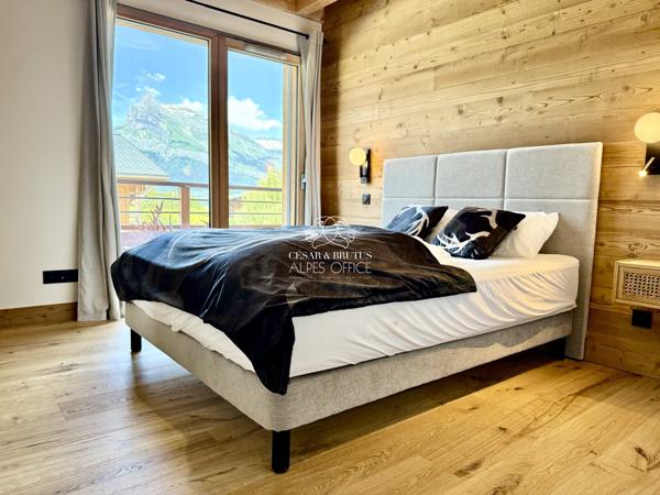 Combloux, chalet de 2024, 6 pièces, 5 chambres, 233 m² au total dont 193 m² habitables, vue Mont-Blanc, balcon, cave, garage double.