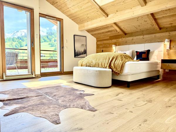 Combloux, chalet de 2024, 6 pièces, 5 chambres, 233 m² au total dont 193 m² habitables, vue Mont-Blanc, balcon, cave, garage double.