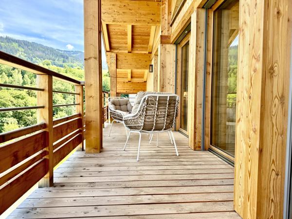 Combloux, chalet de 2024, 6 pièces, 5 chambres, 233 m² au total dont 193 m² habitables, vue Mont-Blanc, balcon, cave, garage double.