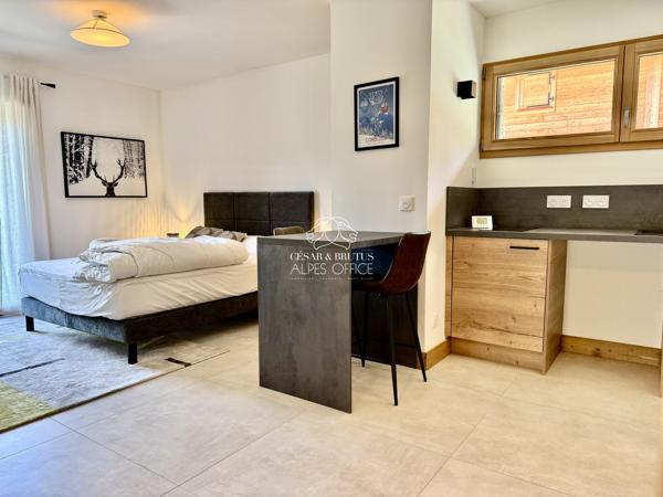 Combloux, chalet de 2024, 6 pièces, 5 chambres, 233 m² au total dont 193 m² habitables, vue Mont-Blanc, balcon, cave, garage double.