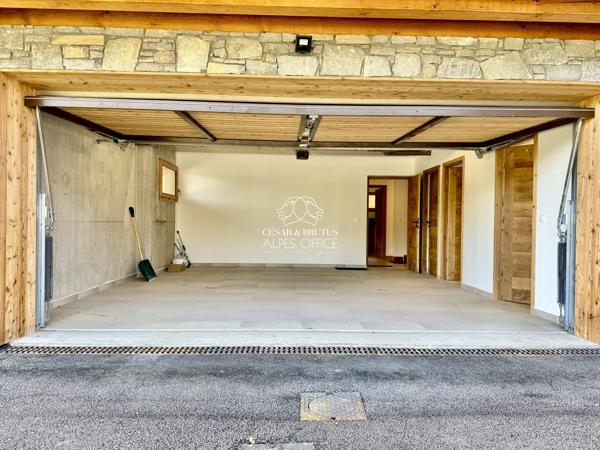 Combloux, chalet de 2024, 6 pièces, 5 chambres, 233 m² au total dont 193 m² habitables, vue Mont-Blanc, balcon, cave, garage double.