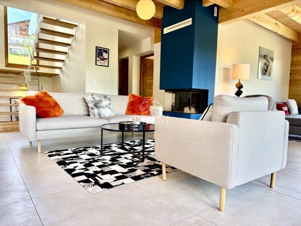 Combloux, chalet de 2024, 6 pièces, 5 chambres, 233 m² au total dont 193 m² habitables, vue Mont-Blanc, balcon, cave, garage double.