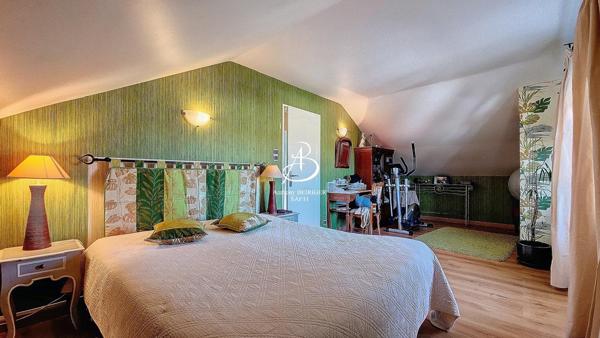 PAVILLON sur 1100 m2 de terrain et dépendance