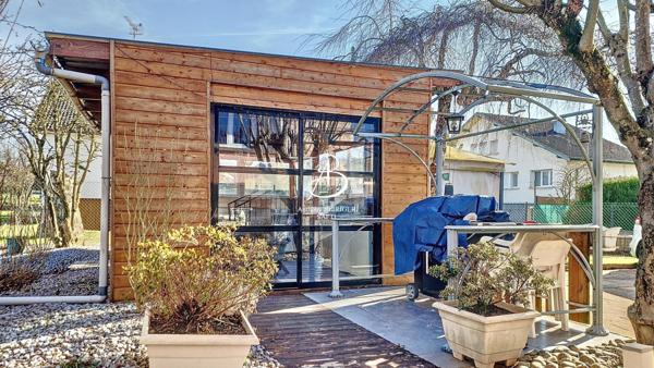 PAVILLON sur 1100 m2 de terrain et dépendance