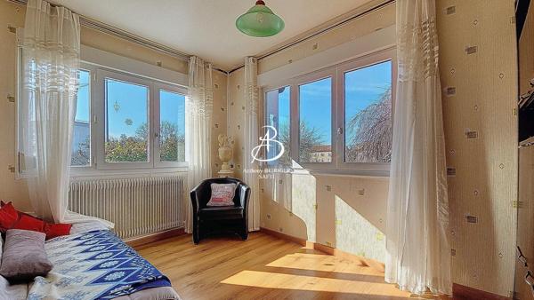 PAVILLON sur 1100 m2 de terrain et dépendance