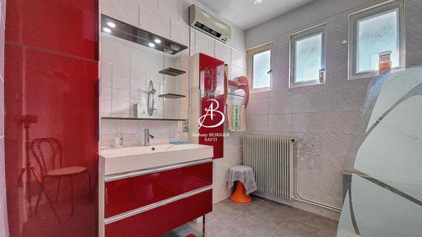 PAVILLON sur 1100 m2 de terrain et dépendance