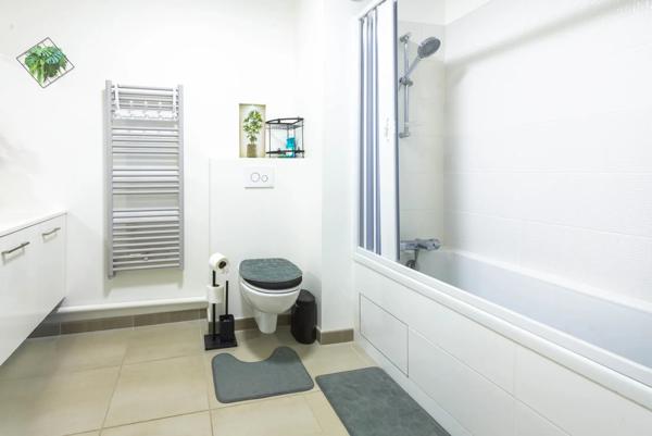 Appartement
         4 pièces
        - 82 m² Exclusivité 450 000 € *