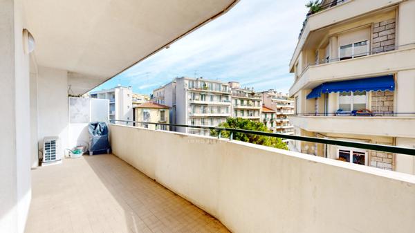 NICE - FLEURS / F. PASSY : JOLI 3 PIÈCES TRAVERSANT AVEC TERRASSE ET BALCON