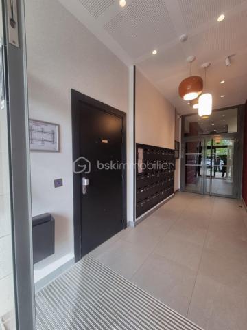 Contact exclusif : SOPHIA GACI : 06 16 07 82 92

À la recherche d’un bien "clé en main" alliant confort moderne et emplacement stratégique ? Ce superbe T3 de 58 m², situé dans une résidence de standing livrée en 2021, est l'opportunité idéale pour votre futur foyer ou un investissement locatif serein.

🏠 L'APPARTEMENT : CONFORT & MODERNITÉ Sous garantie décennale et sans aucun travaux à prévoir :

Espace de vie : Séjour lumineux avec cuisine ouverte moderne, prolongé par un balcon agréable.

Prestations : Chauffage/eau chaude collectifs (charges maîtrisées), ascenseur, fibre optique. LOCAL VÉLO

EN SUPPLÉMENT : 1 Place de parking privative en sous-sol sécurisé - 19 000 €


📍 UN EMPLACEMENT PRIVILÉGIÉ Vivre à Montévrain, c’est choisir un quotidien facilité dans un environnement verdoyant et connecté :

Mobilité Totale : Gare RER A Val d’Europe à moins de 10 min. Accès direct aux pôles économiques (Paris, La Défense, Marne-la-Vallée).

Proximité Immédiate : Commerces, services et bus (lignes 2220/2233) au pied de l'immeuble.

Cadre de Vie : À deux pas des parcs et des infrastructures scolaires récentes.


🎯 DEUX PROJETS, UNE OPPORTUNITÉ UNIQUE

Coup de Cœur Résidence Principale : Posez vos valises dans un intérieur sain aux finitions soignées. Profitez d'une résidence calme et sécurisée (digicode, interphone).

Investissement Locatif Premium : Estimation locative de 1 350€/mois (CC). Construction 2021 = DPE d’excellente catégorie et charges d’entretien minimales.

Ne laissez pas passer cette opportunité rare sur le secteur !

📞 Prêt(e) pour une visite ? Contactez dès maintenant SOPHIA GACI : 06 15 07 82 92 pour découvrir votre futur chez-vous ou votre prochain placement sécurisé.