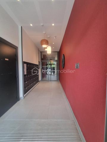 Contact exclusif : SOPHIA GACI : 06 16 07 82 92

À la recherche d’un bien "clé en main" alliant confort moderne et emplacement stratégique ? Ce superbe T3 de 58 m², situé dans une résidence de standing livrée en 2021, est l'opportunité idéale pour votre futur foyer ou un investissement locatif serein.

🏠 L'APPARTEMENT : CONFORT & MODERNITÉ Sous garantie décennale et sans aucun travaux à prévoir :

Espace de vie : Séjour lumineux avec cuisine ouverte moderne, prolongé par un balcon agréable.

Prestations : Chauffage/eau chaude collectifs (charges maîtrisées), ascenseur, fibre optique. LOCAL VÉLO

EN SUPPLÉMENT : 1 Place de parking privative en sous-sol sécurisé - 19 000 €


📍 UN EMPLACEMENT PRIVILÉGIÉ Vivre à Montévrain, c’est choisir un quotidien facilité dans un environnement verdoyant et connecté :

Mobilité Totale : Gare RER A Val d’Europe à moins de 10 min. Accès direct aux pôles économiques (Paris, La Défense, Marne-la-Vallée).

Proximité Immédiate : Commerces, services et bus (lignes 2220/2233) au pied de l'immeuble.

Cadre de Vie : À deux pas des parcs et des infrastructures scolaires récentes.


🎯 DEUX PROJETS, UNE OPPORTUNITÉ UNIQUE

Coup de Cœur Résidence Principale : Posez vos valises dans un intérieur sain aux finitions soignées. Profitez d'une résidence calme et sécurisée (digicode, interphone).

Investissement Locatif Premium : Estimation locative de 1 350€/mois (CC). Construction 2021 = DPE d’excellente catégorie et charges d’entretien minimales.

Ne laissez pas passer cette opportunité rare sur le secteur !

📞 Prêt(e) pour une visite ? Contactez dès maintenant SOPHIA GACI : 06 15 07 82 92 pour découvrir votre futur chez-vous ou votre prochain placement sécurisé.