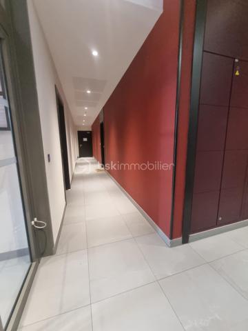 Contact exclusif : SOPHIA GACI : 06 16 07 82 92

À la recherche d’un bien "clé en main" alliant confort moderne et emplacement stratégique ? Ce superbe T3 de 58 m², situé dans une résidence de standing livrée en 2021, est l'opportunité idéale pour votre futur foyer ou un investissement locatif serein.

🏠 L'APPARTEMENT : CONFORT & MODERNITÉ Sous garantie décennale et sans aucun travaux à prévoir :

Espace de vie : Séjour lumineux avec cuisine ouverte moderne, prolongé par un balcon agréable.

Prestations : Chauffage/eau chaude collectifs (charges maîtrisées), ascenseur, fibre optique. LOCAL VÉLO

EN SUPPLÉMENT : 1 Place de parking privative en sous-sol sécurisé - 19 000 €


📍 UN EMPLACEMENT PRIVILÉGIÉ Vivre à Montévrain, c’est choisir un quotidien facilité dans un environnement verdoyant et connecté :

Mobilité Totale : Gare RER A Val d’Europe à moins de 10 min. Accès direct aux pôles économiques (Paris, La Défense, Marne-la-Vallée).

Proximité Immédiate : Commerces, services et bus (lignes 2220/2233) au pied de l'immeuble.

Cadre de Vie : À deux pas des parcs et des infrastructures scolaires récentes.


🎯 DEUX PROJETS, UNE OPPORTUNITÉ UNIQUE

Coup de Cœur Résidence Principale : Posez vos valises dans un intérieur sain aux finitions soignées. Profitez d'une résidence calme et sécurisée (digicode, interphone).

Investissement Locatif Premium : Estimation locative de 1 350€/mois (CC). Construction 2021 = DPE d’excellente catégorie et charges d’entretien minimales.

Ne laissez pas passer cette opportunité rare sur le secteur !

📞 Prêt(e) pour une visite ? Contactez dès maintenant SOPHIA GACI : 06 15 07 82 92 pour découvrir votre futur chez-vous ou votre prochain placement sécurisé.