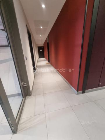 Contact exclusif : SOPHIA GACI : 06 16 07 82 92

À la recherche d’un bien "clé en main" alliant confort moderne et emplacement stratégique ? Ce superbe T3 de 58 m², situé dans une résidence de standing livrée en 2021, est l'opportunité idéale pour votre futur foyer ou un investissement locatif serein.

🏠 L'APPARTEMENT : CONFORT & MODERNITÉ Sous garantie décennale et sans aucun travaux à prévoir :

Espace de vie : Séjour lumineux avec cuisine ouverte moderne, prolongé par un balcon agréable.

Prestations : Chauffage/eau chaude collectifs (charges maîtrisées), ascenseur, fibre optique. LOCAL VÉLO

EN SUPPLÉMENT : 1 Place de parking privative en sous-sol sécurisé - 19 000 €


📍 UN EMPLACEMENT PRIVILÉGIÉ Vivre à Montévrain, c’est choisir un quotidien facilité dans un environnement verdoyant et connecté :

Mobilité Totale : Gare RER A Val d’Europe à moins de 10 min. Accès direct aux pôles économiques (Paris, La Défense, Marne-la-Vallée).

Proximité Immédiate : Commerces, services et bus (lignes 2220/2233) au pied de l'immeuble.

Cadre de Vie : À deux pas des parcs et des infrastructures scolaires récentes.


🎯 DEUX PROJETS, UNE OPPORTUNITÉ UNIQUE

Coup de Cœur Résidence Principale : Posez vos valises dans un intérieur sain aux finitions soignées. Profitez d'une résidence calme et sécurisée (digicode, interphone).

Investissement Locatif Premium : Estimation locative de 1 350€/mois (CC). Construction 2021 = DPE d’excellente catégorie et charges d’entretien minimales.

Ne laissez pas passer cette opportunité rare sur le secteur !

📞 Prêt(e) pour une visite ? Contactez dès maintenant SOPHIA GACI : 06 15 07 82 92 pour découvrir votre futur chez-vous ou votre prochain placement sécurisé.