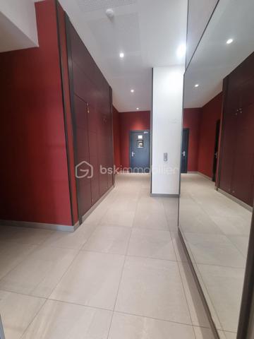 Contact exclusif : SOPHIA GACI : 06 16 07 82 92

À la recherche d’un bien "clé en main" alliant confort moderne et emplacement stratégique ? Ce superbe T3 de 58 m², situé dans une résidence de standing livrée en 2021, est l'opportunité idéale pour votre futur foyer ou un investissement locatif serein.

🏠 L'APPARTEMENT : CONFORT & MODERNITÉ Sous garantie décennale et sans aucun travaux à prévoir :

Espace de vie : Séjour lumineux avec cuisine ouverte moderne, prolongé par un balcon agréable.

Prestations : Chauffage/eau chaude collectifs (charges maîtrisées), ascenseur, fibre optique. LOCAL VÉLO

EN SUPPLÉMENT : 1 Place de parking privative en sous-sol sécurisé - 19 000 €


📍 UN EMPLACEMENT PRIVILÉGIÉ Vivre à Montévrain, c’est choisir un quotidien facilité dans un environnement verdoyant et connecté :

Mobilité Totale : Gare RER A Val d’Europe à moins de 10 min. Accès direct aux pôles économiques (Paris, La Défense, Marne-la-Vallée).

Proximité Immédiate : Commerces, services et bus (lignes 2220/2233) au pied de l'immeuble.

Cadre de Vie : À deux pas des parcs et des infrastructures scolaires récentes.


🎯 DEUX PROJETS, UNE OPPORTUNITÉ UNIQUE

Coup de Cœur Résidence Principale : Posez vos valises dans un intérieur sain aux finitions soignées. Profitez d'une résidence calme et sécurisée (digicode, interphone).

Investissement Locatif Premium : Estimation locative de 1 350€/mois (CC). Construction 2021 = DPE d’excellente catégorie et charges d’entretien minimales.

Ne laissez pas passer cette opportunité rare sur le secteur !

📞 Prêt(e) pour une visite ? Contactez dès maintenant SOPHIA GACI : 06 15 07 82 92 pour découvrir votre futur chez-vous ou votre prochain placement sécurisé.
