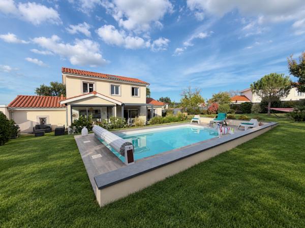LA TOUR DE SALVAGNY - Maison 122 m2 - 4 chambres - Terrain 860 m2 avec piscine