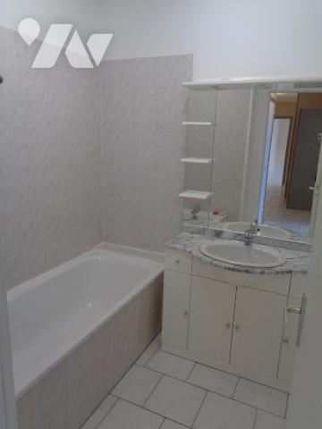 Ensemble immobilier composé de 4 appartements de type 3 et de 3 garages 