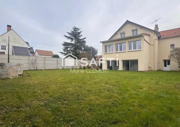 Maison individuelle de 220 m2 avec 6 chambres sur un terrain de 490 m2 avec un sous sol total.