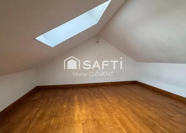 Maison individuelle de 220 m2 avec 6 chambres sur un terrain de 490 m2 avec un sous sol total.
