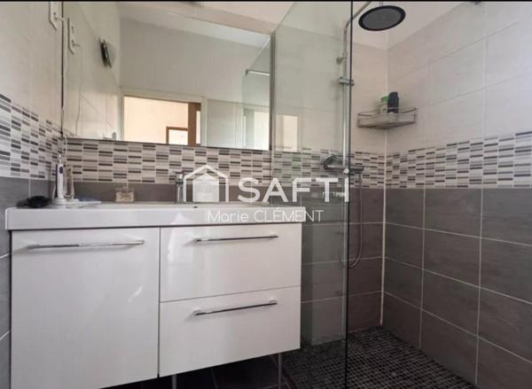 Maison individuelle de 220 m2 avec 6 chambres sur un terrain de 490 m2 avec un sous sol total.
