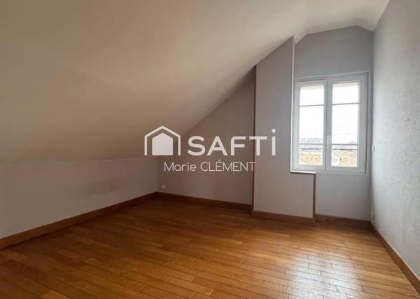 Maison individuelle de 220 m2 avec 6 chambres sur un terrain de 490 m2 avec un sous sol total.