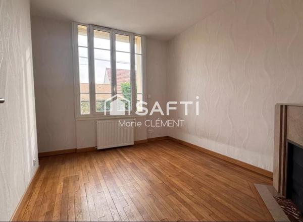 Maison individuelle de 220 m2 avec 6 chambres sur un terrain de 490 m2 avec un sous sol total.