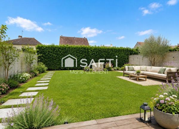 Maison individuelle de 220 m2 avec 6 chambres sur un terrain de 490 m2 avec un sous sol total.