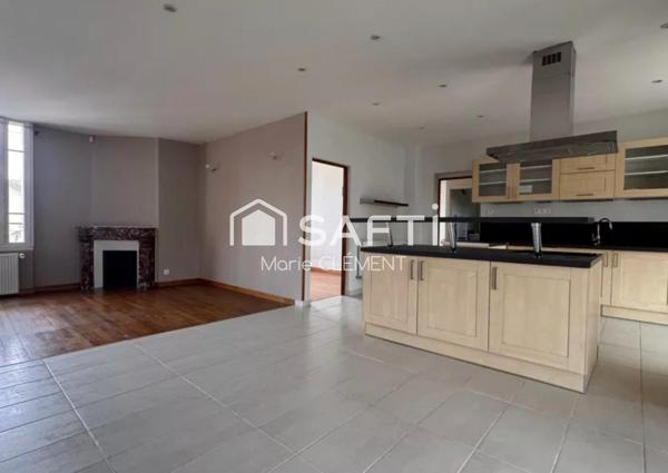 Maison individuelle de 220 m2 avec 6 chambres sur un terrain de 490 m2 avec un sous sol total.