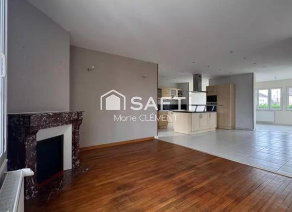 Maison individuelle de 220 m2 avec 6 chambres sur un terrain de 490 m2 avec un sous sol total.