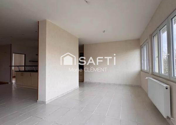 Maison individuelle de 220 m2 avec 6 chambres sur un terrain de 490 m2 avec un sous sol total.