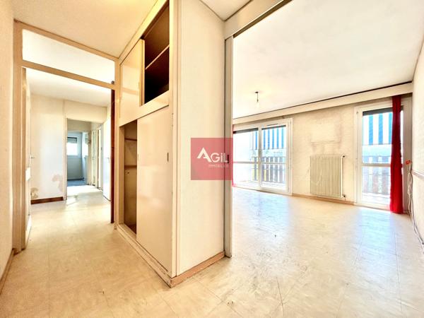 GRENOBLE - T4 de 80m² à rénover avec un grand balcon
